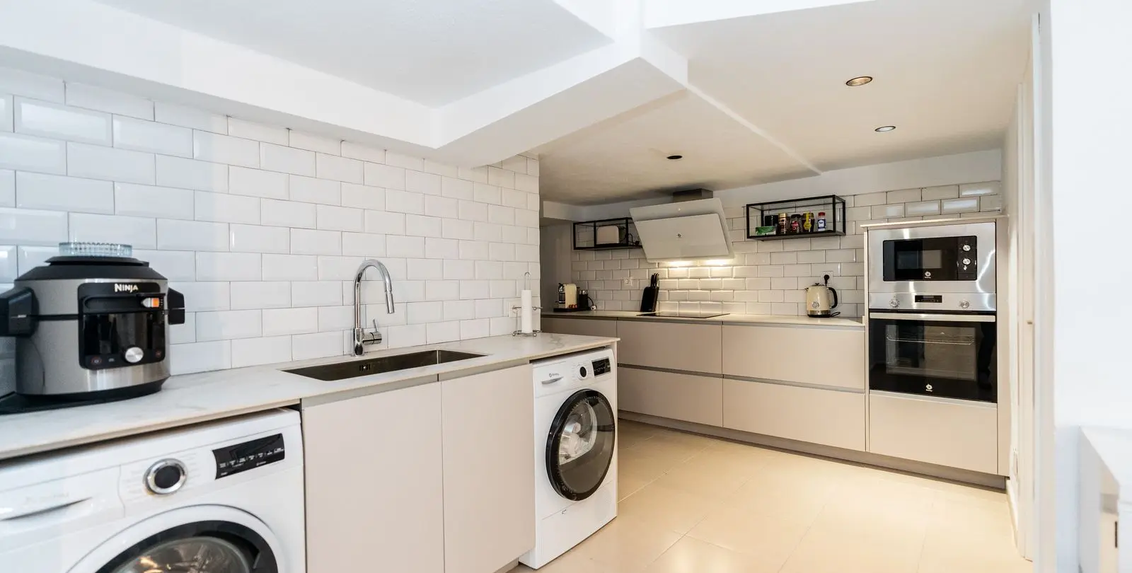 Sale of detached villa in El Paraiso 24