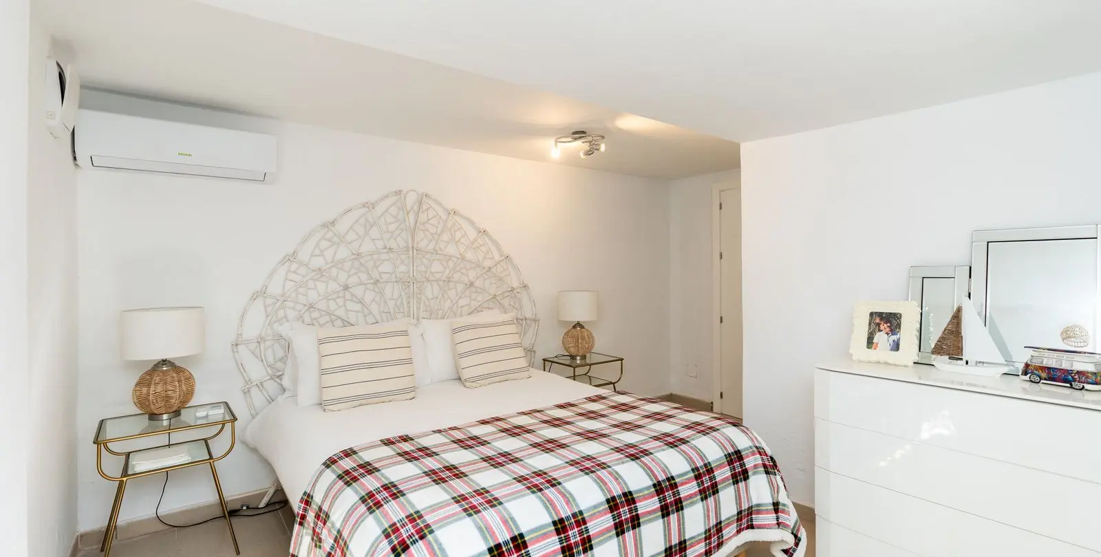 Sale of detached villa in El Paraiso 30