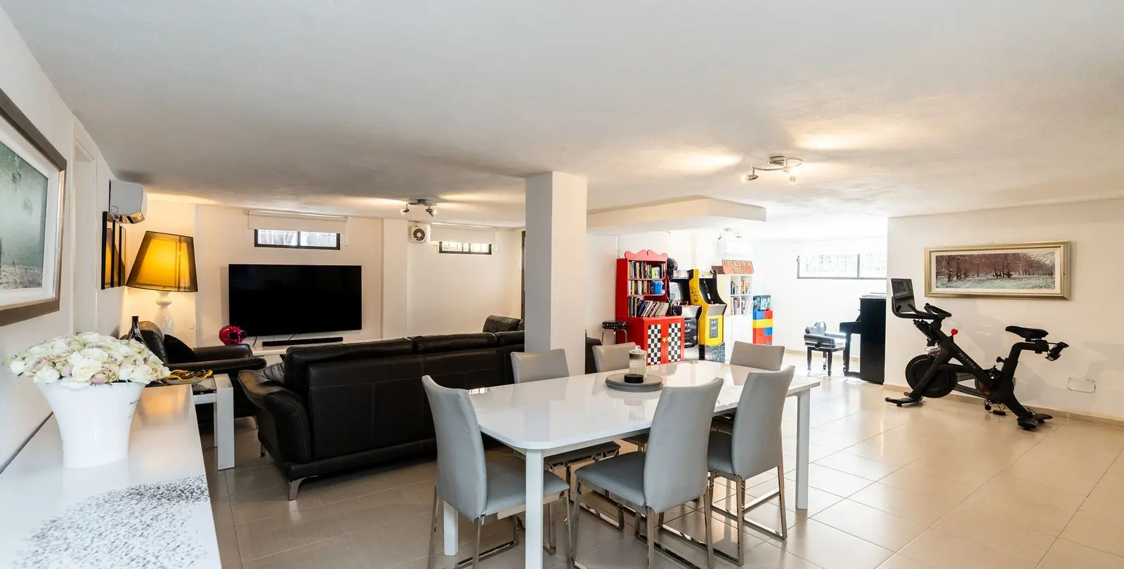 Sale of detached villa in El Paraiso 34