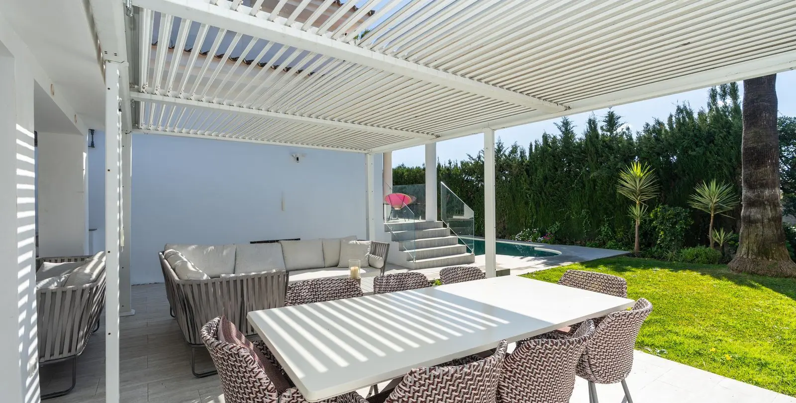 Sale of detached villa in El Paraiso 42