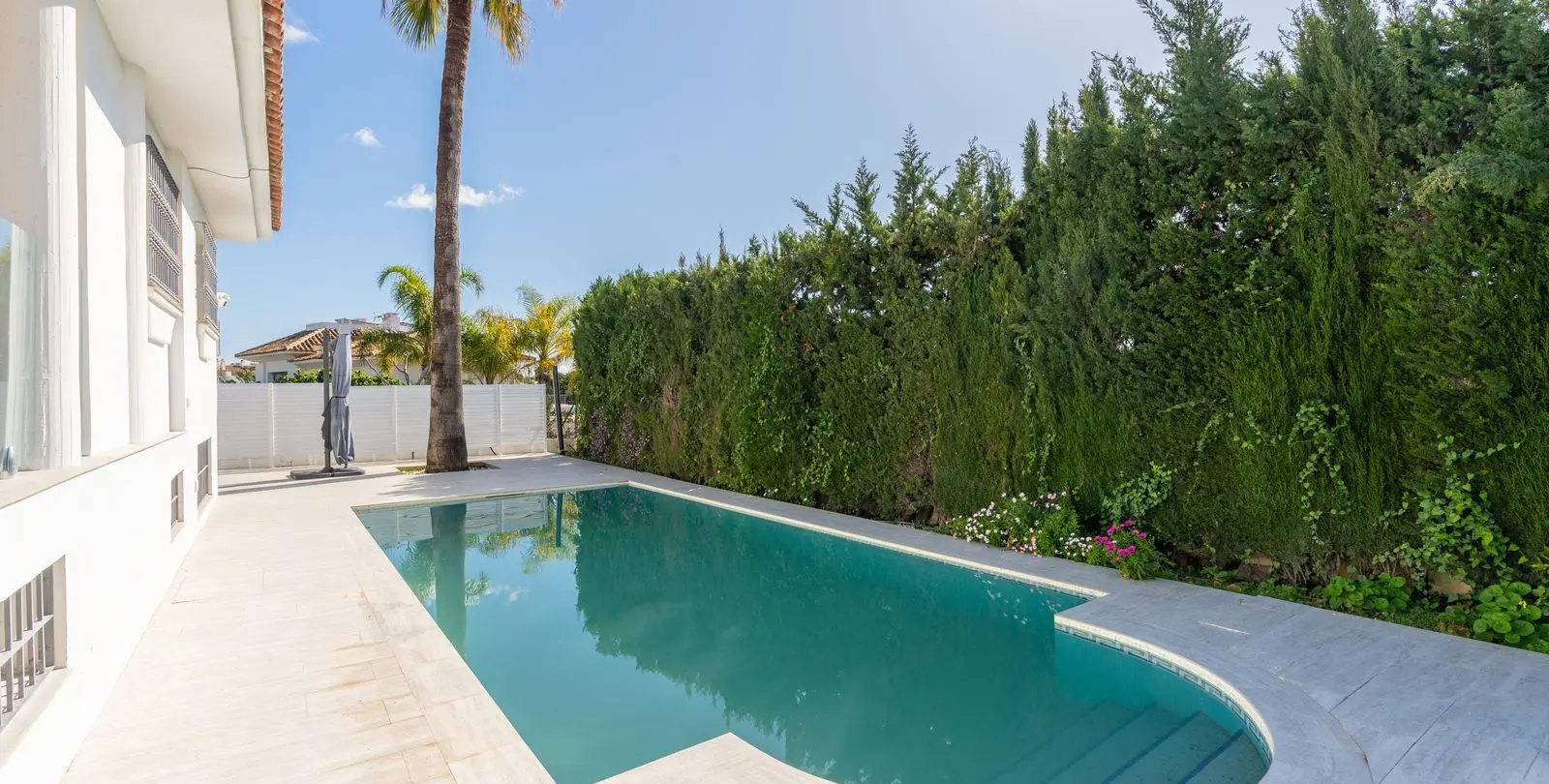 Sale of detached villa in El Paraiso 43