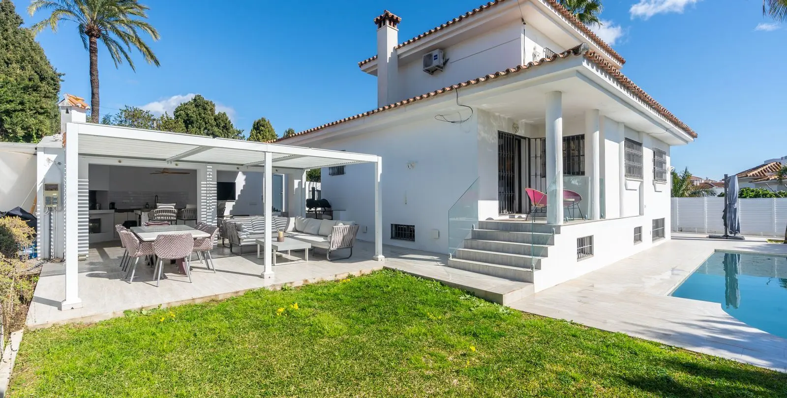Sale of detached villa in El Paraiso 44