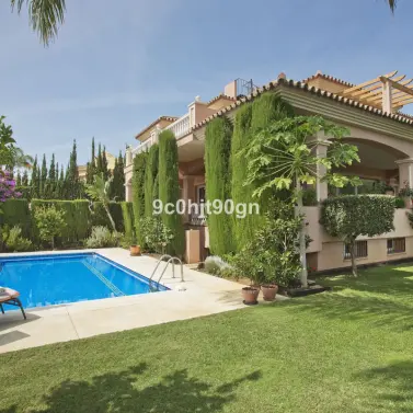 Venta de villa independiente en Elviria