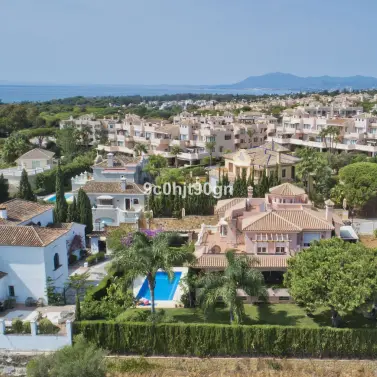 Venta de villa independiente en Elviria