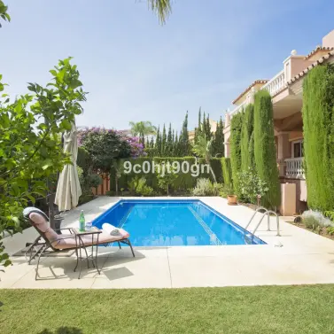 Venta de villa independiente en Elviria