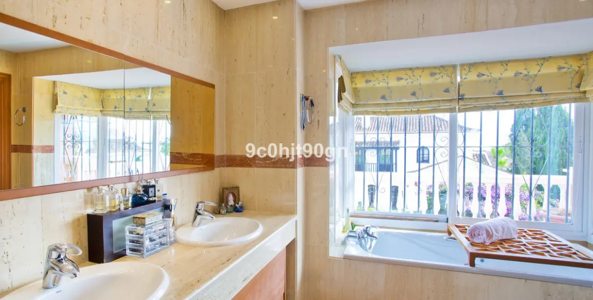 Venta de villa independiente en Elviria 18