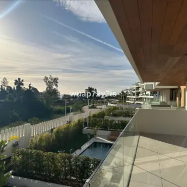 Venta de apartamento en planta media en The Golden Mile