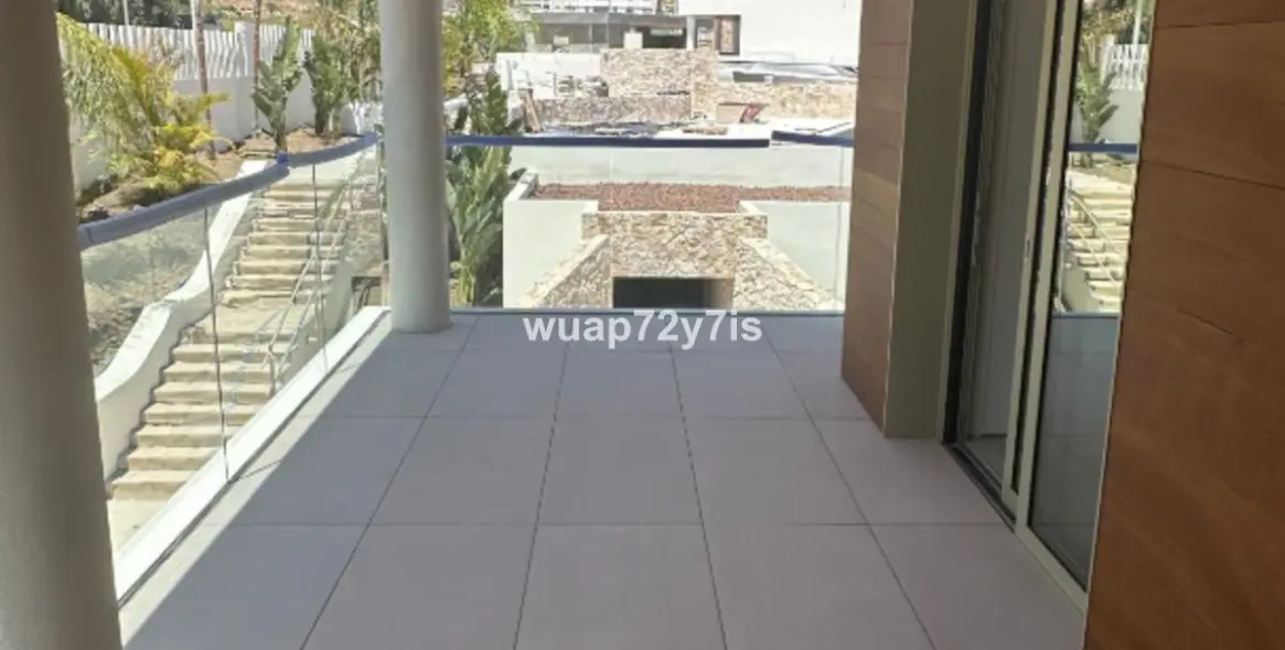 Venta de apartamento en planta media en The Golden Mile 7