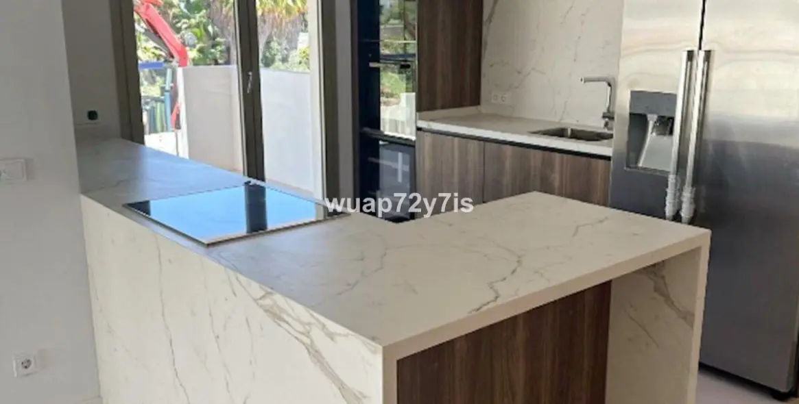 Venta de apartamento en planta media en The Golden Mile 9