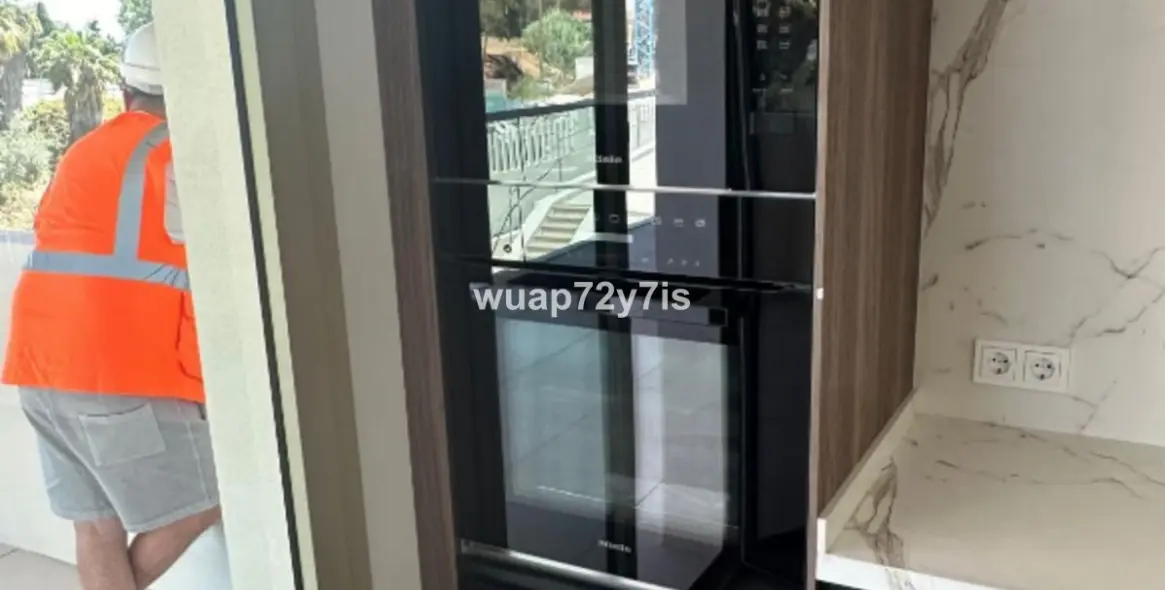 Venta de apartamento en planta media en The Golden Mile 10