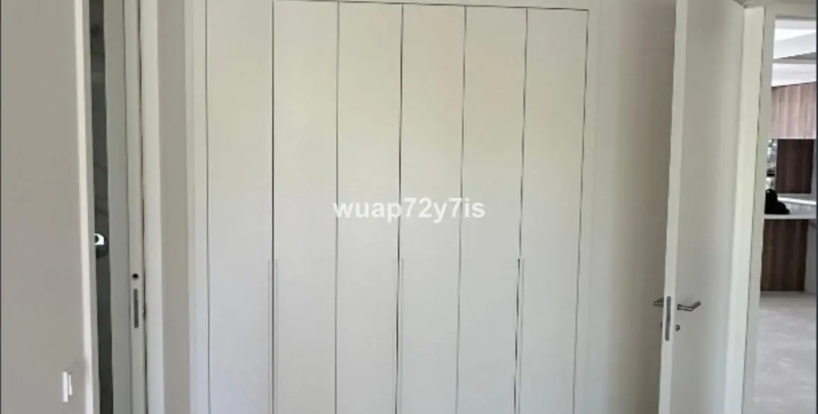 Venta de apartamento en planta media en The Golden Mile 13