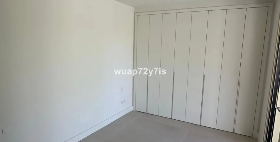 Venta de apartamento en planta media en The Golden Mile 14