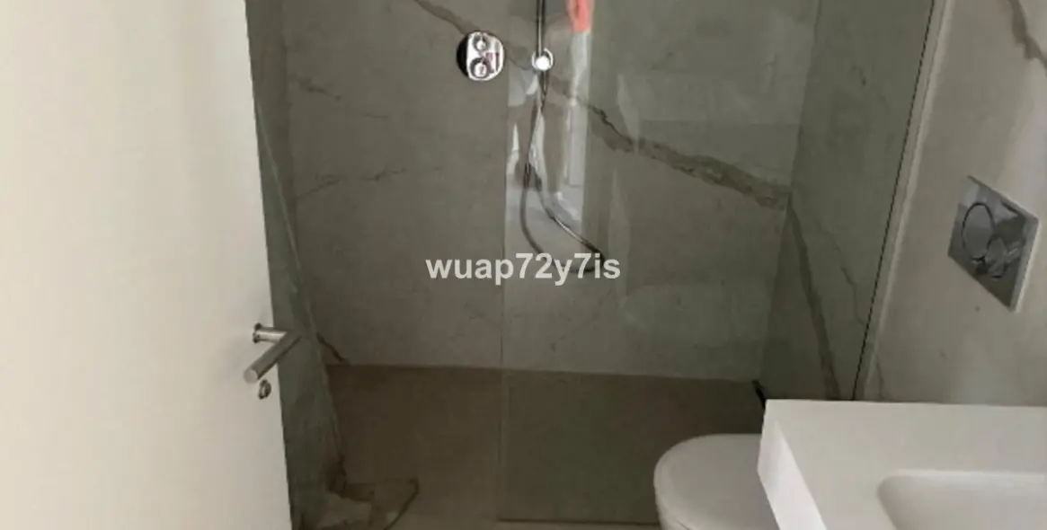 Venta de apartamento en planta media en The Golden Mile 16