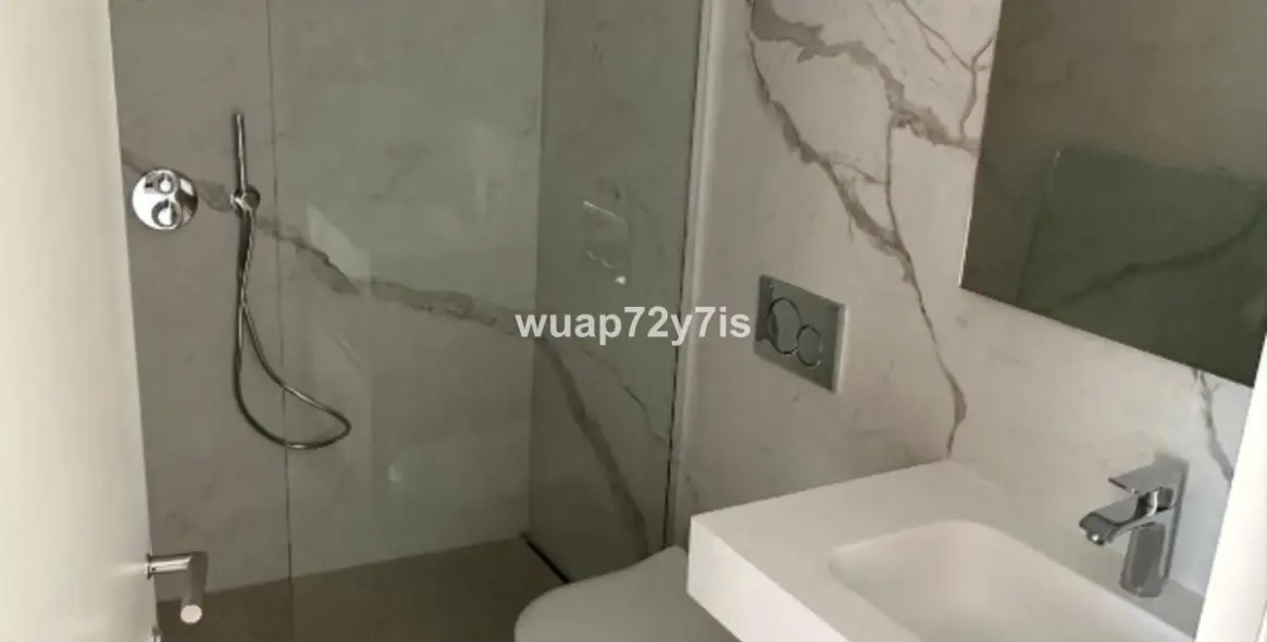 Venta de apartamento en planta media en The Golden Mile 17