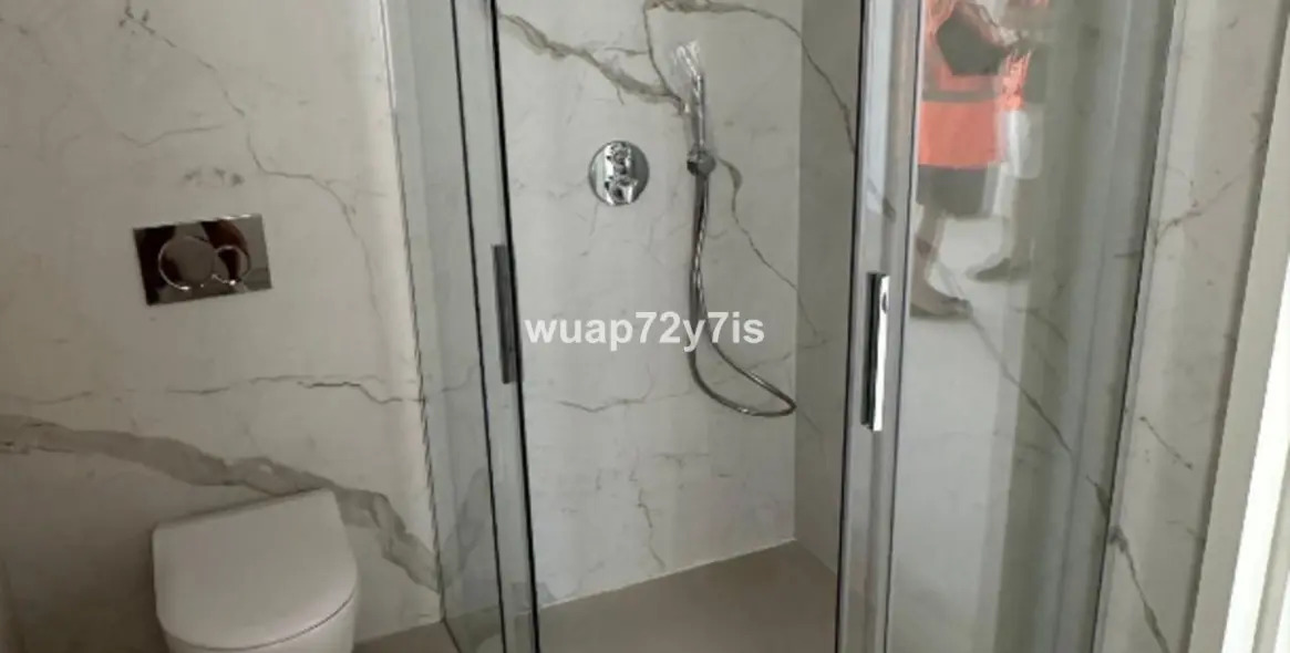 Venta de apartamento en planta media en The Golden Mile 18