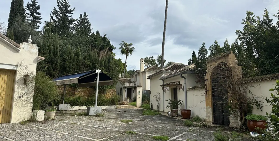 Sale of residential plot in Nagüeles 25