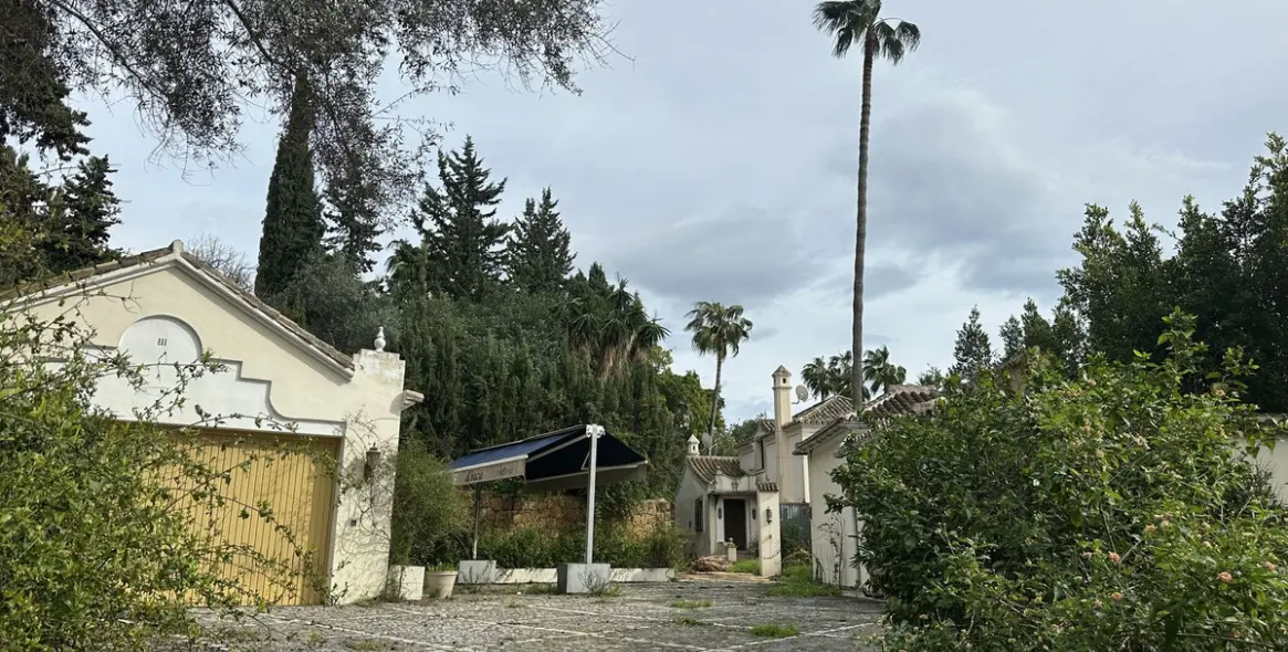Sale of residential plot in Nagüeles 26