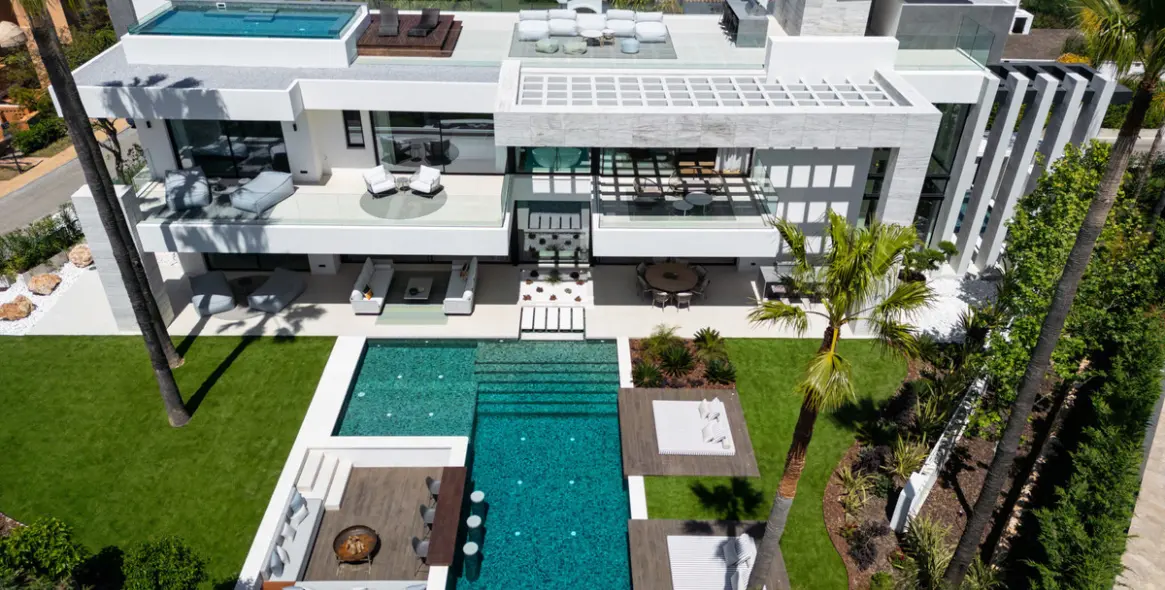 Venta de villa independiente en Nueva Andalucía 1