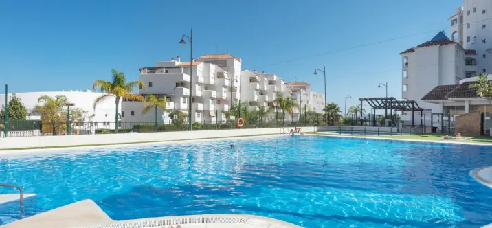 Sale of middle floor apartment in Estepona 1