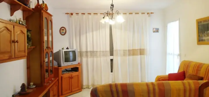 Venta de apartamento en planta media en Estepona 1