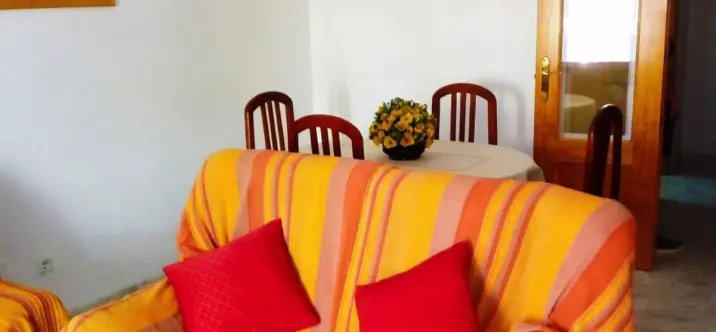 Venta de apartamento en planta media en Estepona 2