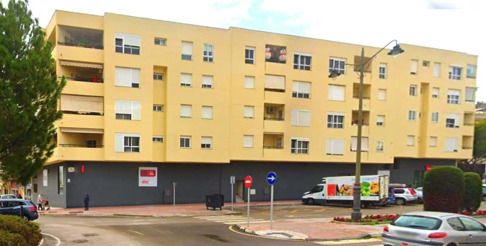 Sale of middle floor apartment in Estepona 1