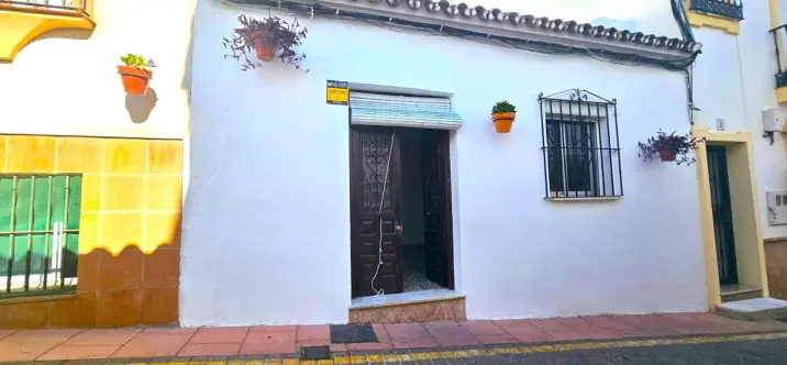 Продажа  отдельно стоящей виллы в Estepona 0