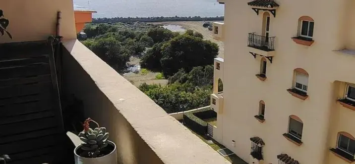 Продажа апартаментов на среднем этаже в Estepona 0