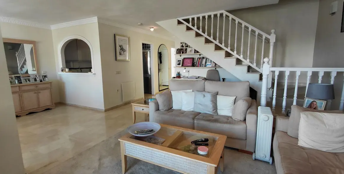 Продажа двухуровневого пентхауса в Marbesa 8