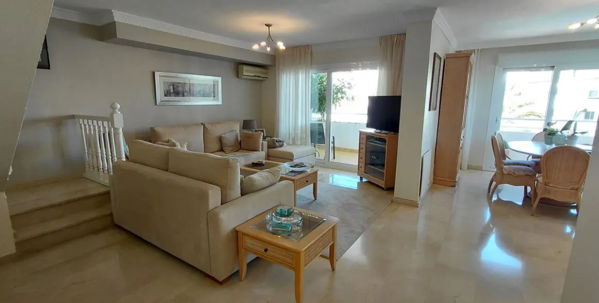 Продажа двухуровневого пентхауса в Marbesa 9