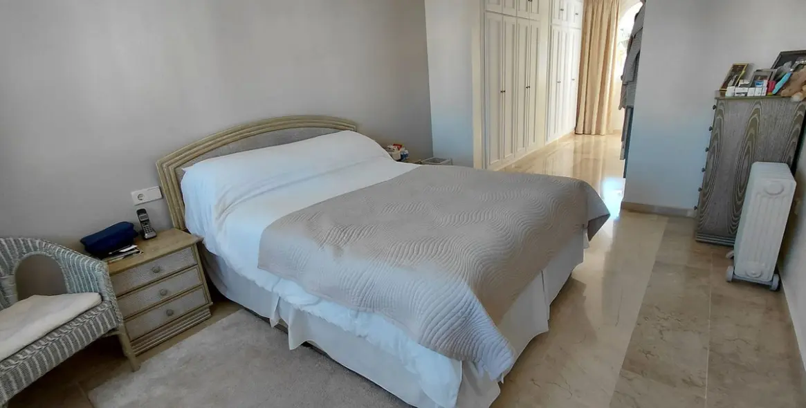 Продажа двухуровневого пентхауса в Marbesa 18