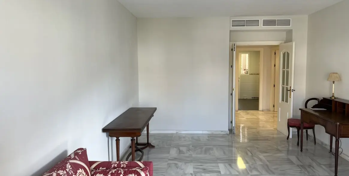 Продажа апартаментов на среднем этаже в Parque Clavero 13