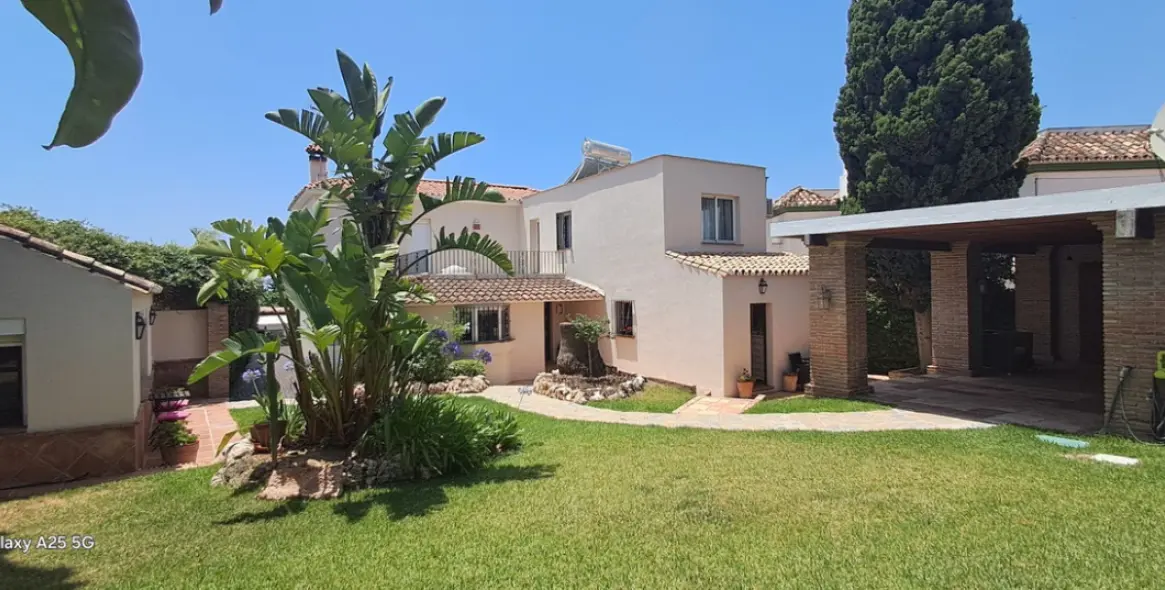 Sale of detached villa in Marbella 25