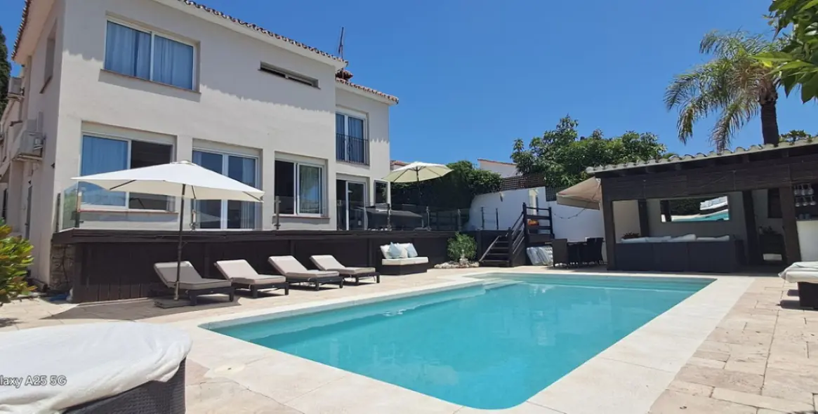 Sale of detached villa in Marbella 1