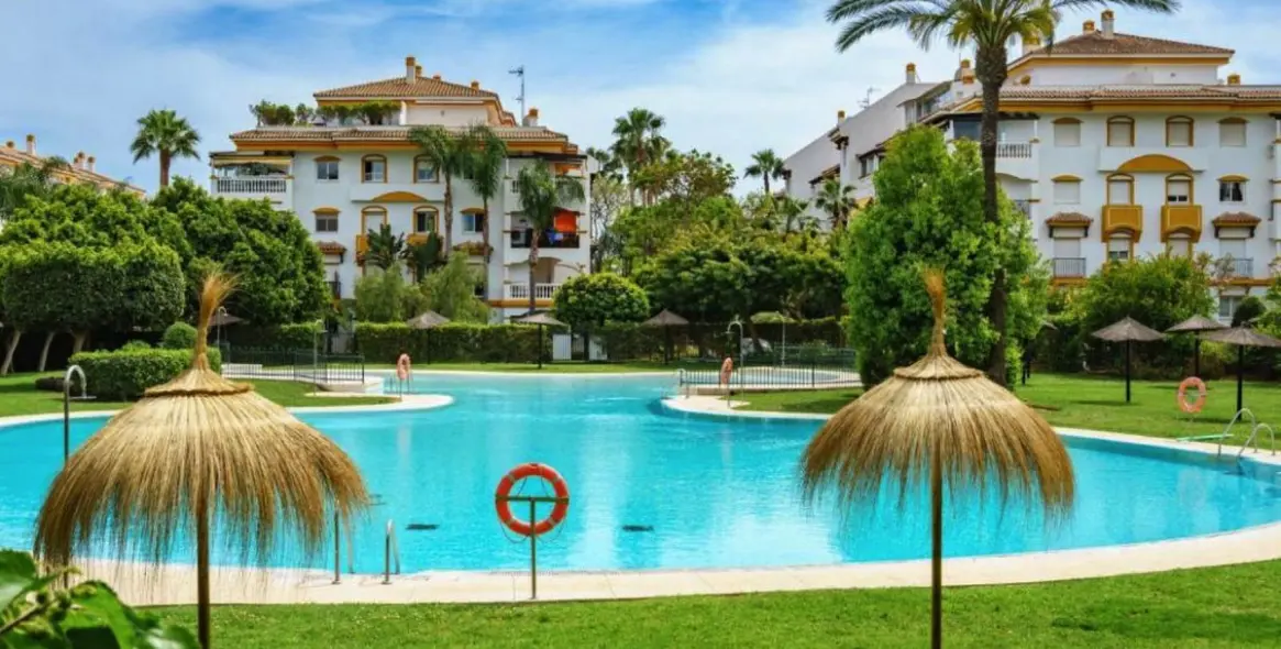 Venta de apartamento en planta media en Marbella 1
