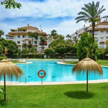 Venta de apartamento en planta media en Marbella