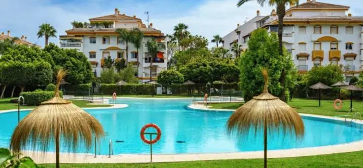 Venta de apartamento en planta media en Marbella 0