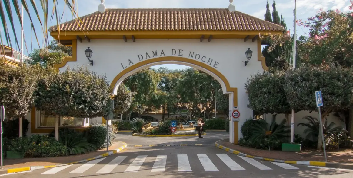 Venta de apartamento en planta media en Marbella 2