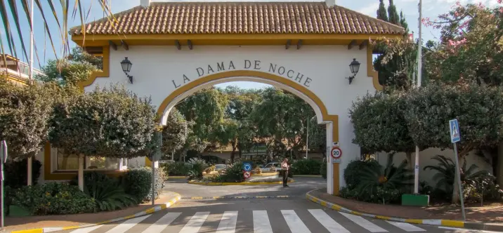 Venta de apartamento en planta media en Marbella 1