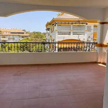 Venta de apartamento en planta media en Marbella
