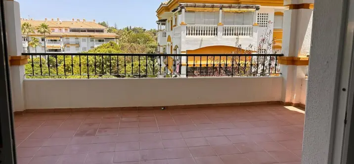 Venta de apartamento en planta media en Marbella 2