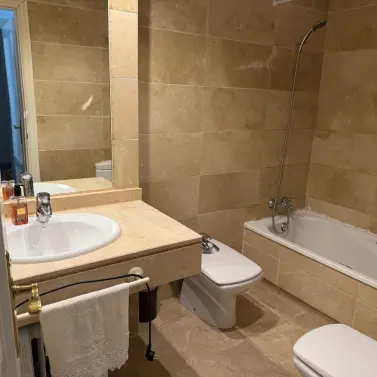 Venta de apartamento en planta media en Marbella