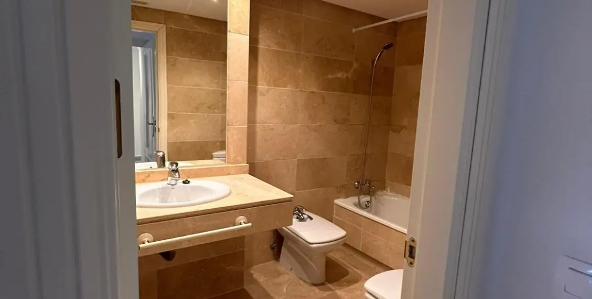 Venta de apartamento en planta media en Marbella 13