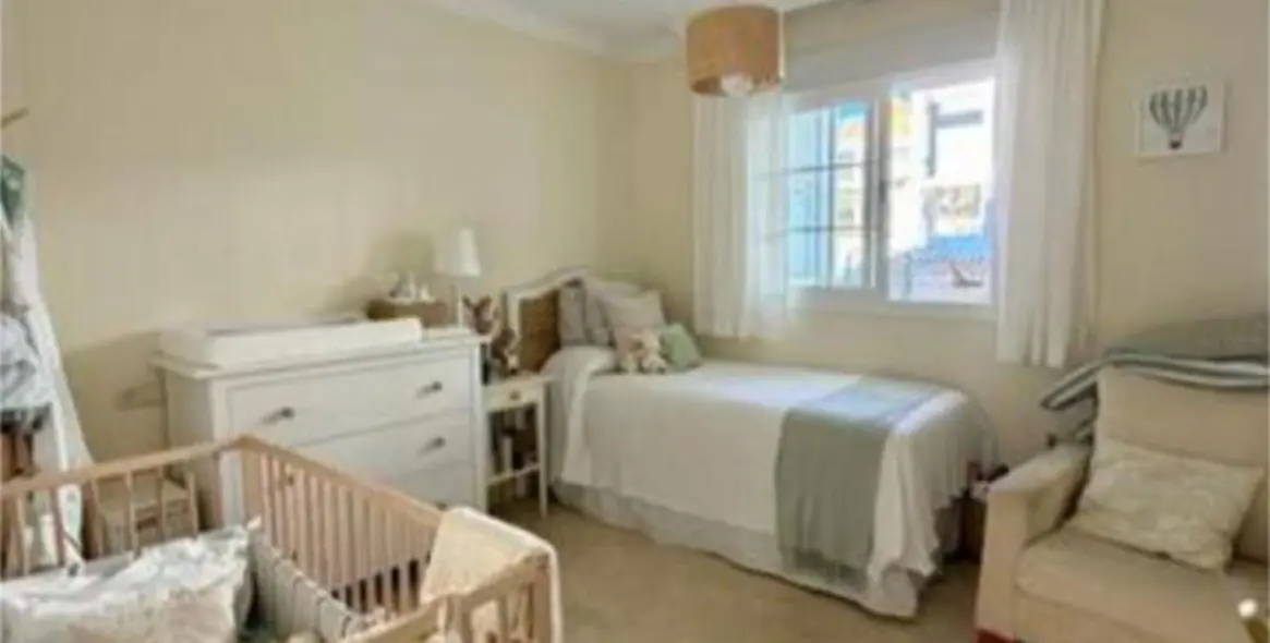 Venta de apartamento en planta media en Río Real 8