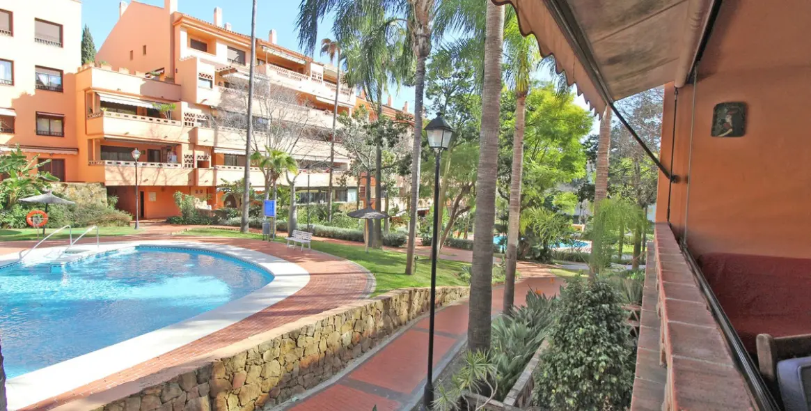 Venta de apartamento en planta media en The Golden Mile 1