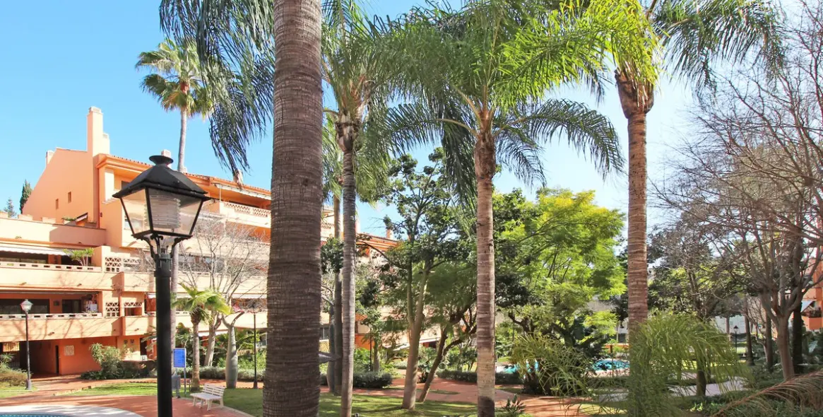 Venta de apartamento en planta media en The Golden Mile 2
