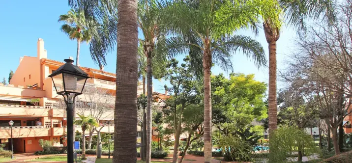 Venta de apartamento en planta media en The Golden Mile 1