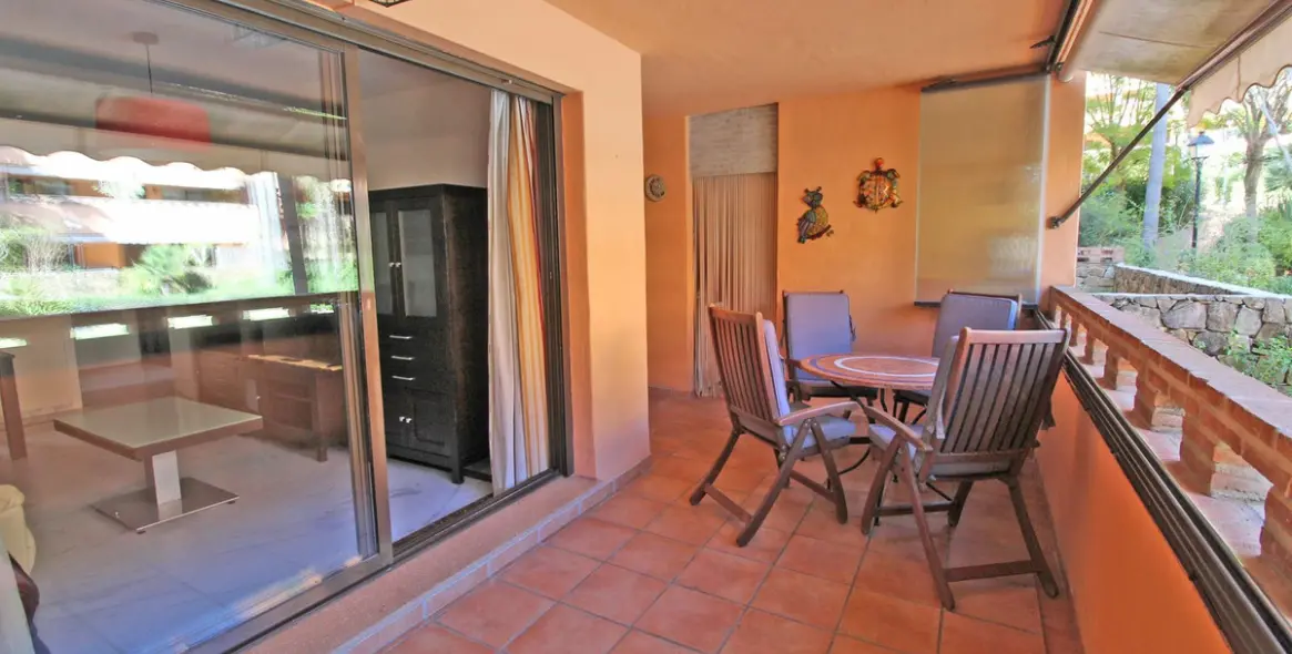 Venta de apartamento en planta media en The Golden Mile 8