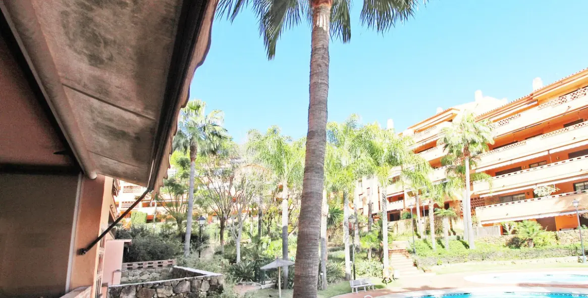 Venta de apartamento en planta media en The Golden Mile 12