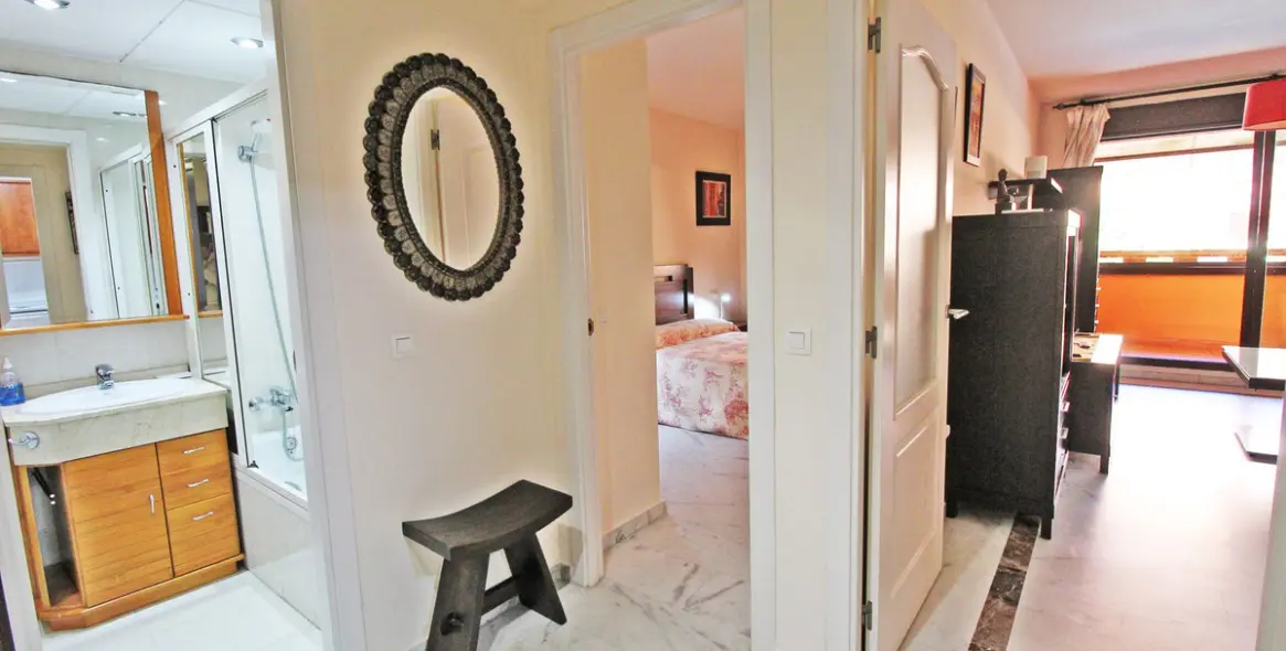 Venta de apartamento en planta media en The Golden Mile 16
